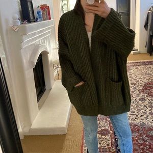 Gorgeous Zara knit cardigan in a forest green color excellent used condition